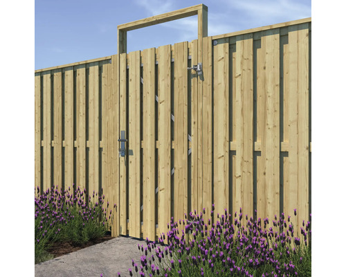 Houten schutting met tuinpoort en lavendelstruiken