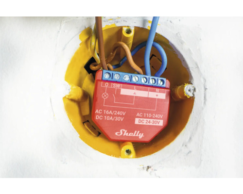 Shelly Logo in een gele inbouwdoos met kabels