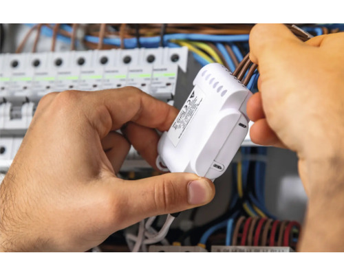 Elektricien monteert een verdeelblok in een schakelkast