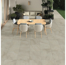 Terras met vloertegels, tuintafel en stoelen.