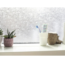 Decoratieve folie op vensterbank met planten en badkamerbenodigdheden