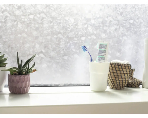 Decoratieve folie op vensterbank met planten en badkamerbenodigdheden