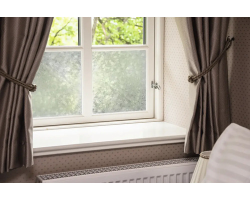 Uitzicht op een raam met privacyfolie en gordijnen voor meer privacy en decoratie