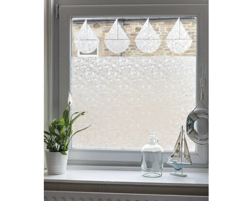 Raam met raamfolie voor privacy en decoratie met zeilbootmotieven