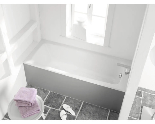 Badkameroverzicht van bovenaf met ligbad, handdoeken en slippers