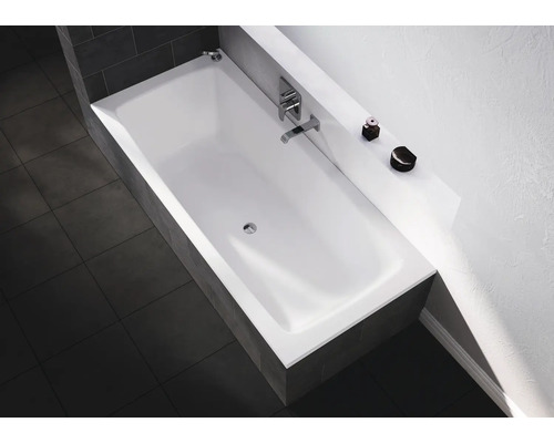 Badkamer met wit bad en armatuur