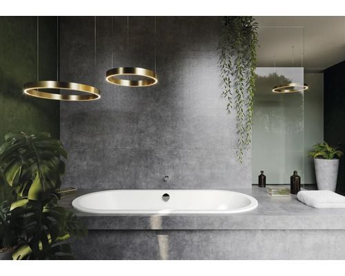 Badkamer met vrijstaand bad, hanglampen en kamerplanten voor een natuurlijke sfeer