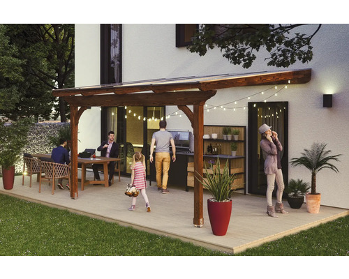 Overdekt terras met tuinmeubelen, barbecue en plantenbakken bij een woonhuis