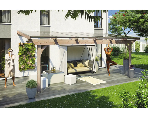 Terras met overkapping, schommel en decoratie in de tuin