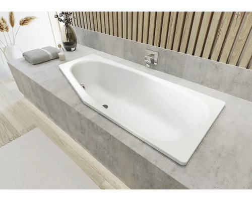 Ingebouwd bad in moderne badkamer met tegels en houten wandpanelen.