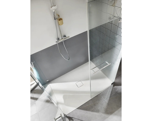 Inloopdouche met douchekop, douchebak en glazen wand in moderne badkamer.
