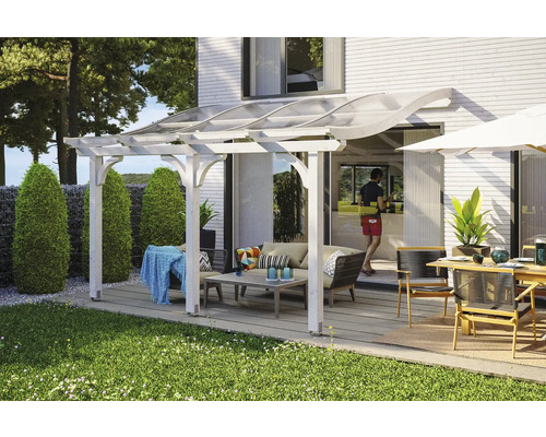 Terras met houten pergola, zithoek en overkapping