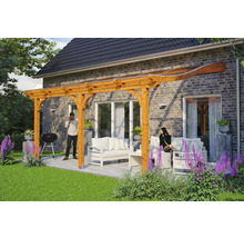 Houten pergola met transparant dak op een terras met tuinmeubelen
