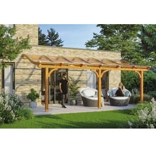 Houten terrasoverkapping met transparant dak en twee personen in de tuin