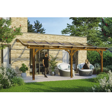 Terras met houten overkapping en zitplaatsen in de tuin.