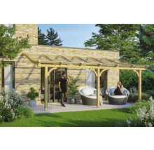 Houten terrasoverkapping met zitplaatsen in de tuin