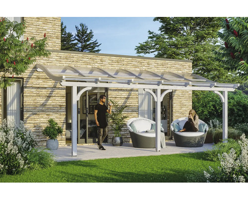 Houten terrasoverkapping met polycarbonaat platen en twee personen