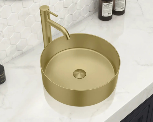 Op een wastafel staat een opzetwastafel met kraan.