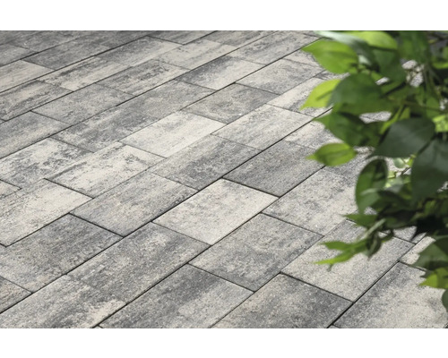 Bestrating met rechthoekig formaat en onregelmatige oppervlaktestructuur