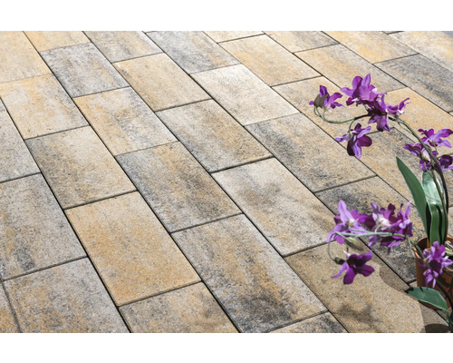 Rechthoekige stenen straatstenen op een oppervlak.