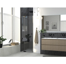 Moderne badkamer met douche, wastafel en raam