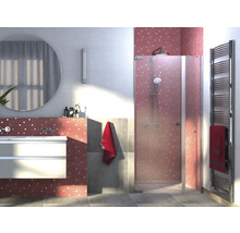 Badkamer met douche, wastafel en radiator