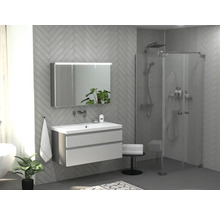 Badkamer met wastafelonderkast, spiegelkast met verlichting en douche