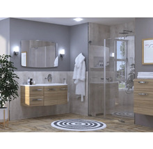 Badkamer met wastafel, spiegel, douche en badmat
