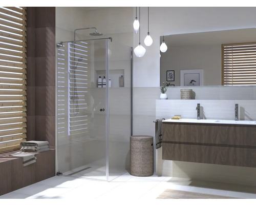Lichte badkamer met douche, wastafel en houten jaloezieën