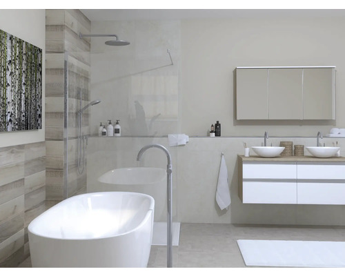 Lichte badkamer met vrijstaand bad, wastafelmeubel met twee wastafels en douche.