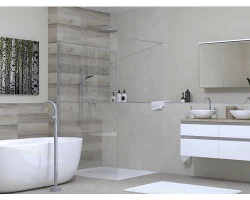 Lichte badkamer met douche, bad en wastafel