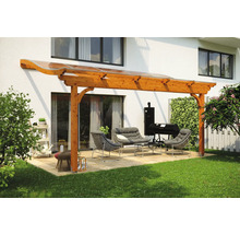 Houten terras met meubels en barbecue in de tuin