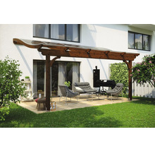 Terras met houten overkapping, tuinmeubelen en barbecue