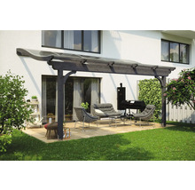 Terras met houten overkapping, zithoek en barbecue voor buiten.
