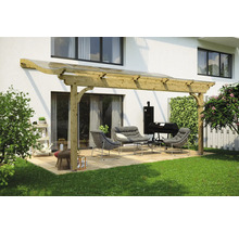 Terras met houten overkapping, zitmeubels en barbecue