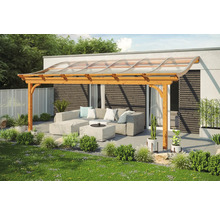 Houten pergola met polycarbonaat dak en zithoek in de tuin