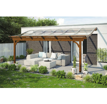 Houten terrasoverkapping met transparant dak en zithoek in de tuin