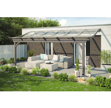 Houten terrasoverkapping met transparant dak en zithoek in de tuin
