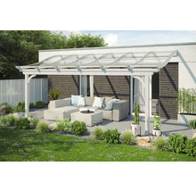 Overdekt terras met loungemeubels en beplanting in de tuin