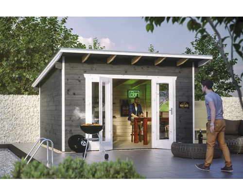 Tuin met houten tuinhuis, barbecue en zittende man