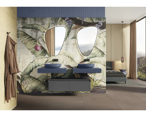 Badkamer met dubbele wastafel, spiegels en plantenmotief