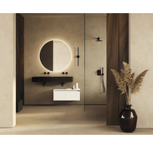 Badkamer met verlichte spiegel, wastafelonderkast en douche.