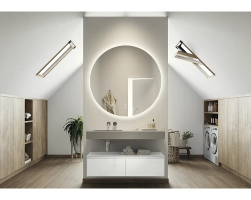 Moderne badkamer met ronde spiegel, wastafel en dakramen