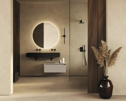 Moderne badkamer met wastafel, spiegel, douche en decoratie