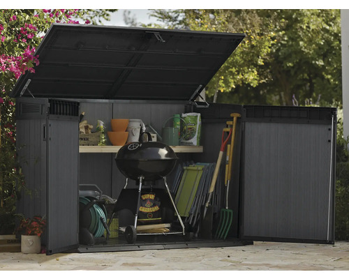 Geopende tuinkast met barbecue en tuingereedschap