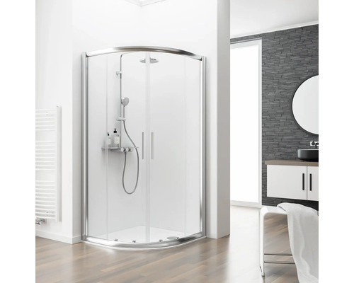 Hoekdouche met douchegarnituur in lichte badkamer