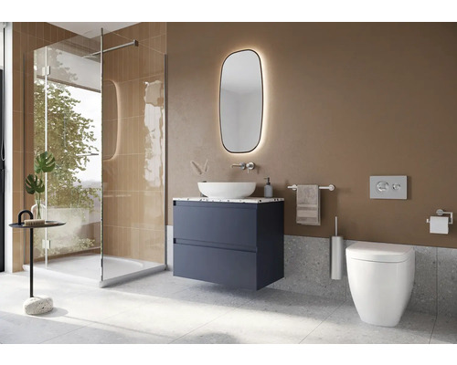 Moderne badkamer met douche, wastafel, spiegel en toilet.