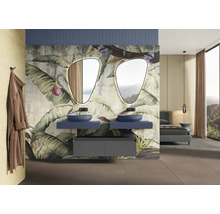 Moderne badkamer met twee wastafels, spiegels en tropisch behang.