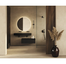 Moderne badkamer met wastafels, spiegel met verlichting en douche