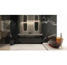 Moderne badkamer met vrijstaand bad, wastafel en spiegels met verlichting